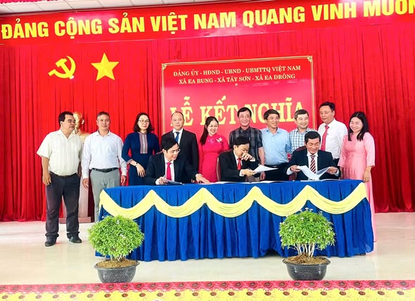 KÝ KẾT NGHĨA GIỮA CÁC XÃ EA DRÔNG, EA BUNG VÀ TÂY SƠN: TẠO NỀN TẢNG PHÁT TRIỂN BỀN VỮNG.