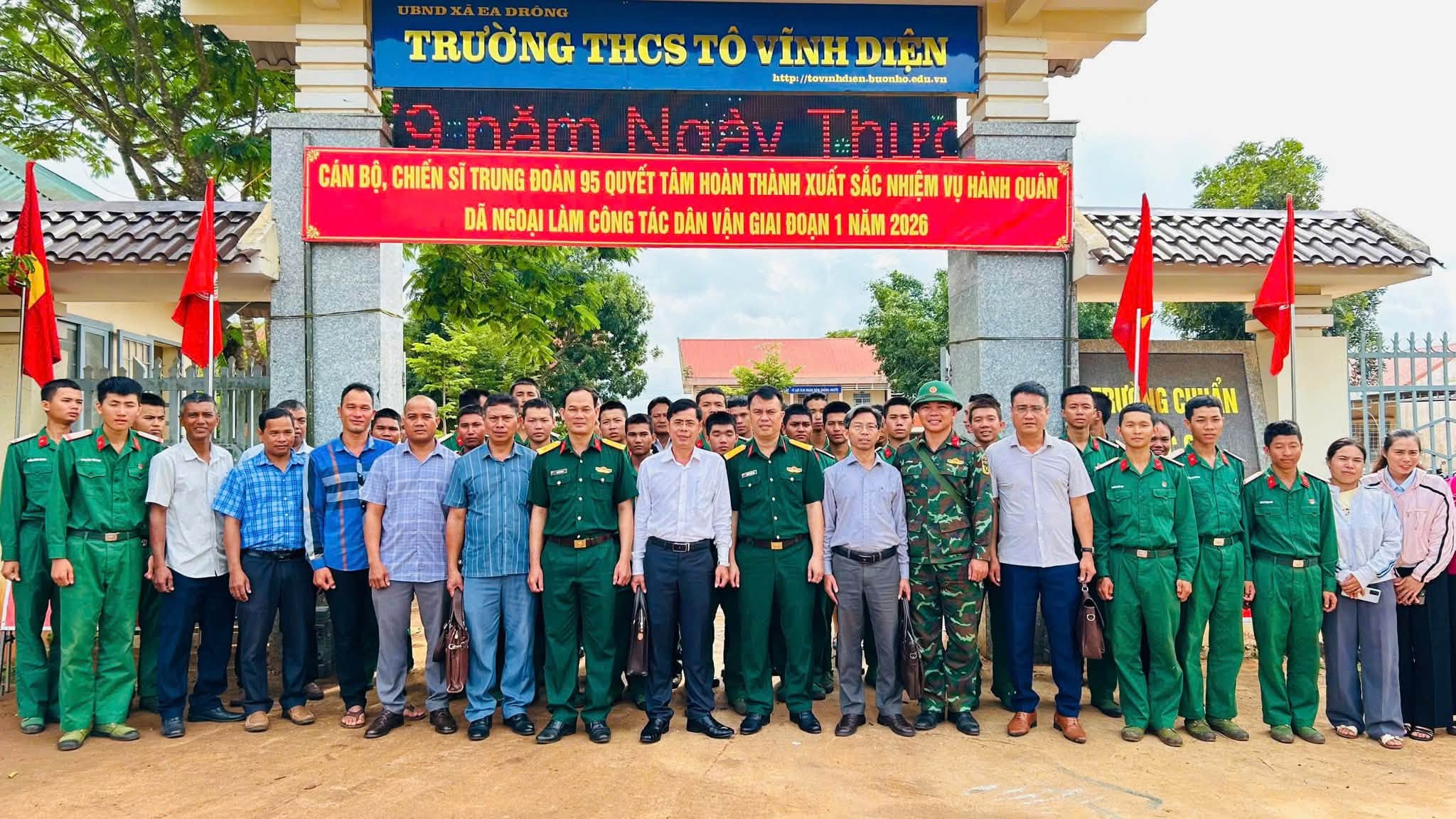 THẮT CHẶT TÌNH ĐOÀN KẾT QUÂN - DÂN QUA ĐỢT HÀNH QUÂN DÃ NGOẠI Ở XÃ EA DRÔNG