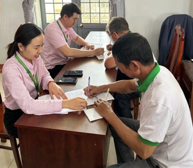 PHÒNG GIAO DỊCH NHCSXH BUÔN HỒ HƯỚNG DẪN MỞ VÀ SỬ DỤNG ỨNG DỤNG VBSP SMARTBANKING TẠI XÃ EA DRÔNG